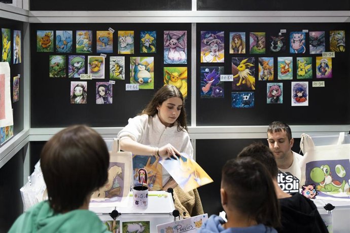 Una varios jóvenes asisten a la celebración de la tercera edición del Salón del Cómic de Valencia