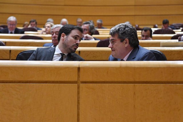 (I-D) El ministro de Consumo, Alberto Grazón, y el ministro de Inclusión, Seguridad Social y Migraciones, José Luis Escrivá, durante una sesión de control al Gobierno en el Senado, a 7 de marzo de 2023, en Madrid (España). Durante el pleno, el Partido Pop