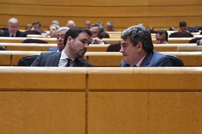 (I-D) El ministro de Consumo, Alberto Grazón, y el ministro de Inclusión, Seguridad Social y Migraciones, José Luis Escrivá, durante una sesión de control al Gobierno en el Senado, a 7 de marzo de 2023, en Madrid (España). Durante el pleno, el Partido P