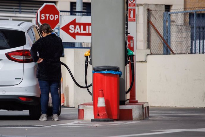 Archivo - Un mujer reposta carburante en una gasolinera, a 28 de octubre de 2022, en Madrid (España). 