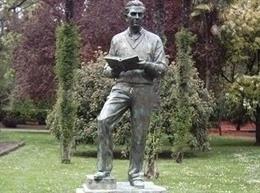 Estatua de Ignacio Aldekoa en Vitoria