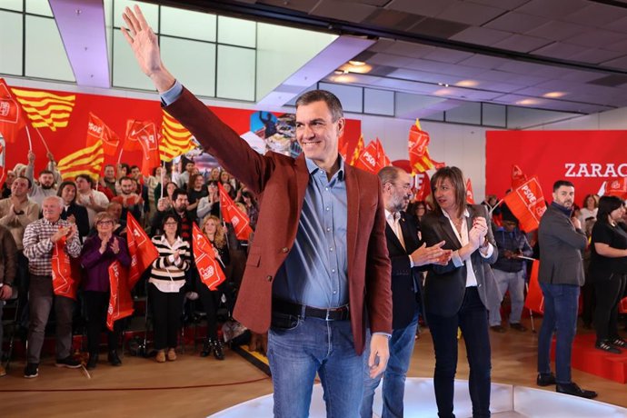 (I-D) El presidente del Gobierno, Pedro Sánchez, junto al presidente de Aragón, Javier Lambán, y la candidata del PSOE a la Alcaldía de Zaragoza, Lola Ranera, en un acto de precampaña en el Palacio de Congresos, a 18 de febrero de 2023, en Zaragoza.