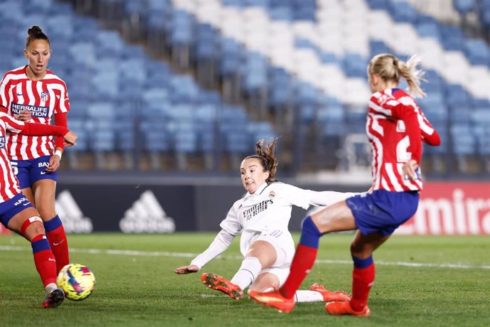 Archivo - Caroline Weir pelea por un balón en el Real Madrid-Atlético de la Liga F 2022-2023