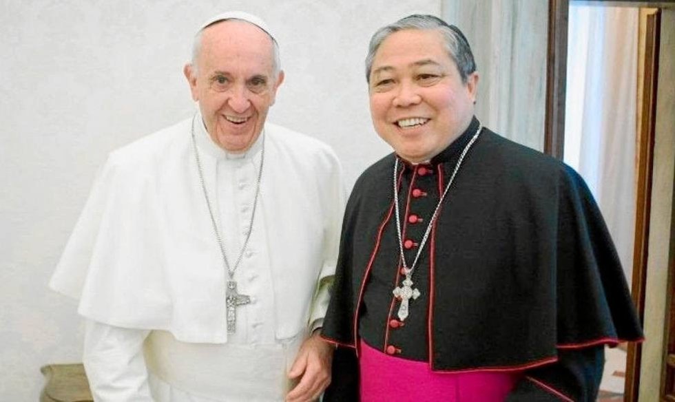 El nuncio apostólico de Su Santidad en España, Bernardito Auza, con el Papa Francisco.