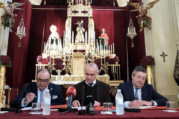 El alcalde de Sevilla, en el centro, firma con el hermano mayor de Los Gitanos la cesión del inmueble y los suelos donde radica el templo y sede canónica de la hermandad.
