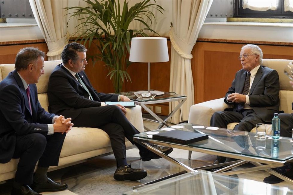 El consejero de la Presidencia, Interior, Diálogo Social y Simplificación Administrativa, Antonio Sanz , recibe al embajador de Ecuador en España, Andrés Vallejo.