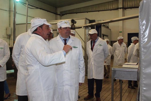 El ministro de Agricultura, Luis Planas, en la visita realizada a la sede de la cooperativa olivarera Agrosevilla.