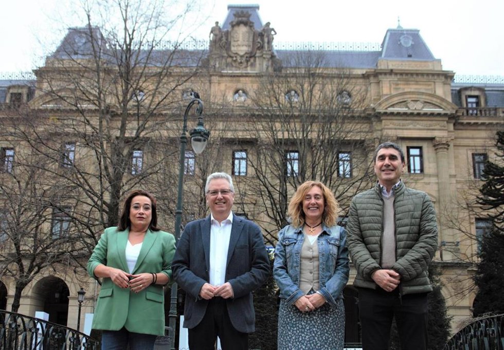 Asensio con los candidatos socialistas a Juntas de Gipuzkoa.