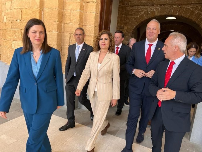 Ruiz Boix con la ministra María Jesús Montero y la alcaldesa de San Fernando.