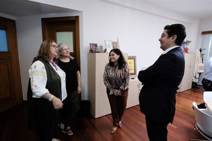 El presidente del Cabildo de Tenerife y la alcaldesa de Candelaria, Pedro Martín y Mari Brito, respectivamente (a la derecha), en una reunión para firmar el convenio del centro sociosanitario de Barranco Hondo