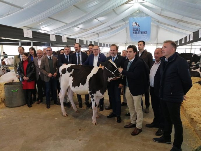Autoridades en la inauguración de la Feria del Ganado Frisón 'Usías Holsteins' de Dos Torres.