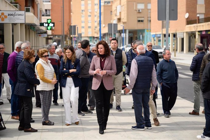 La alcaldesa de Almería visita el resultado de las obras de la calle Blas Infante.