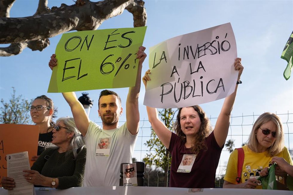 Concentración ante el Parlament para que se mejoren los recursos destinados a los servicios públicos de Catalunya en los Presupuestos de la Generalitat para 2023