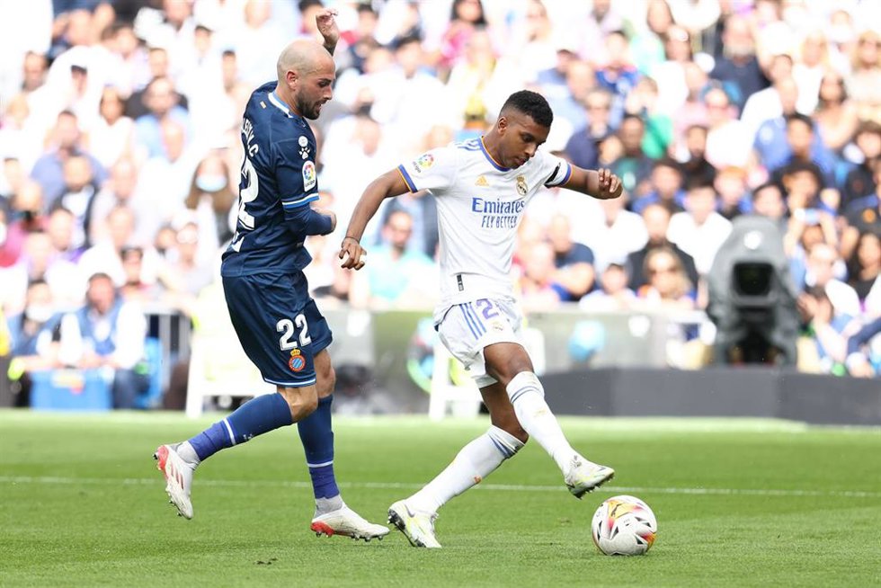 Archivo - Rodrygo Goes (Real Madrid) dispara ante Aleix Vidal (Espanyol), en el partido en el Santiago Bernabéu de LaLiga Santander 2021-2022. 
