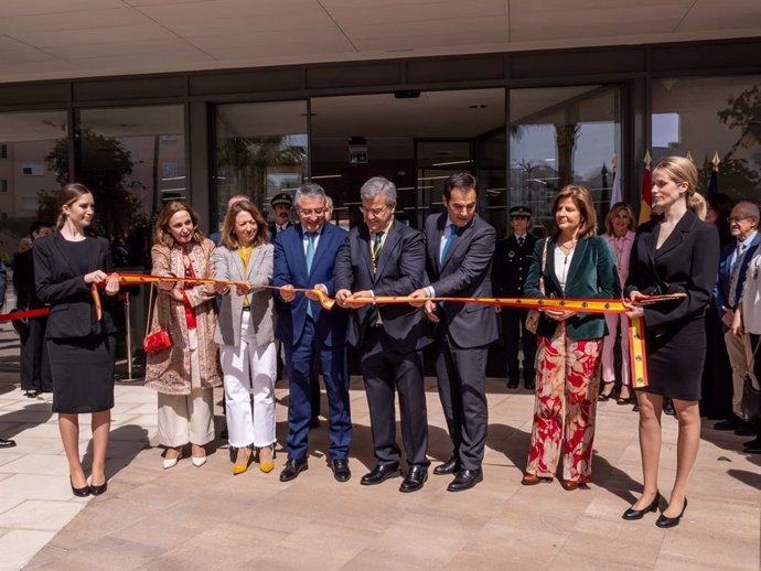 Francisco Salado ha asistido a la inauguración de la nueva sede del Ayuntamiento de Estepona al que la Diputación ha aportado 1,4 millones de euros.