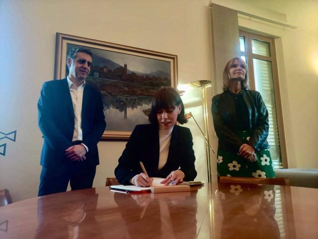 El investigador Manel Esteller, la ministra de Ciencia e Innovación, Diana Morant, y la alcaldesa de Sant Boi de Llobregat, Lluïsa Moret.
