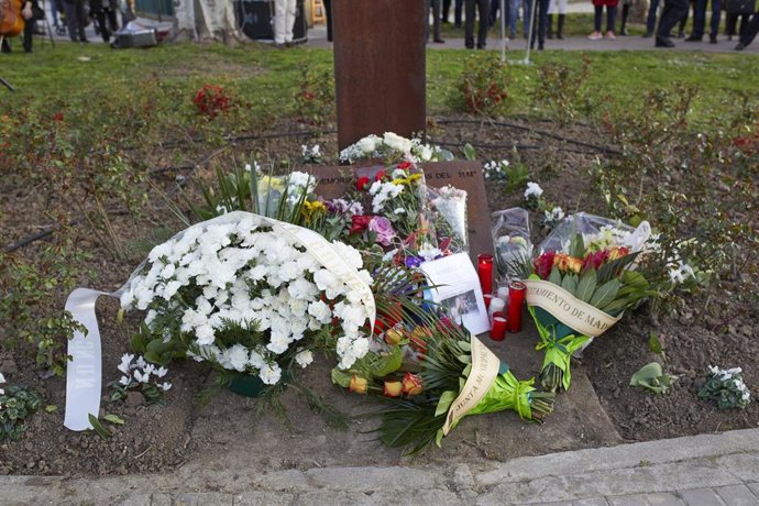 Archivo - Un ramo de flores en la escultura 'Ilusión truncada' durante uno de los actos 11-M In Memoriam organizado por la  Asociación 11-M Afectados del Terrorismo, en la estación de tren de Santa Eugenia