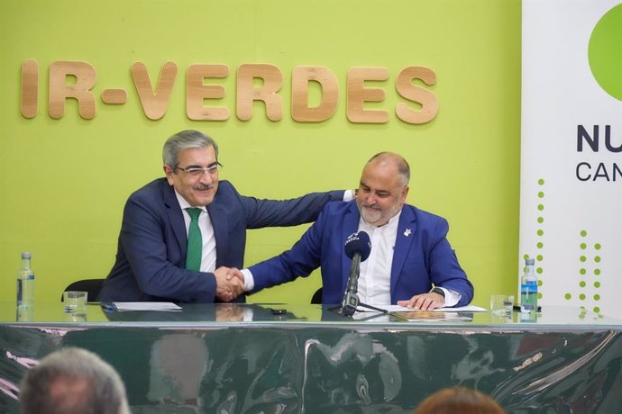 El presidente de NC, Román Rodríguez, y su homólogo en Iniciativa por El Rosario-Verdes, Escolástico Gil, en la firma de la confluencia electoral