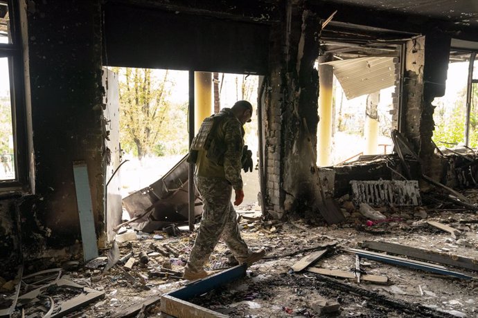 Archivo - September 3, 2022, Kharkiv, Ukraine: A Ukrainian soldier walks through a destroyed building near Kharkiv, Ukraine on September 3, 2022. The Russia-Ukraine War continues with no end in sight.,Image: 719206220, License: Rights-managed, Restricti