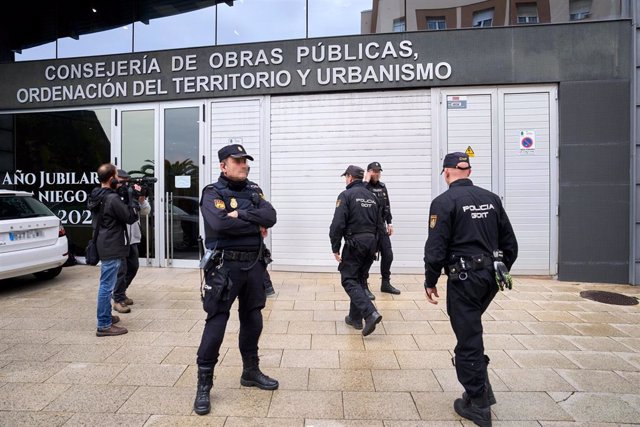 Varios policías en la Consejería de Obras Públicas de Cantabria durante el registro realizado en febrero.
