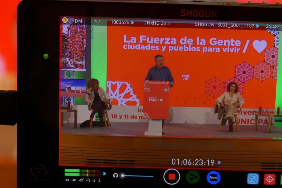 El secretario general del PSOE-A, Juan Espadas, en la Convención Municipalista del PSOE-A en Huelva junto a la vicesecretaria general del PSOE, María Jesús Montero, y la secretaria general del PSOE de Huelva, María Eugenia Limón.