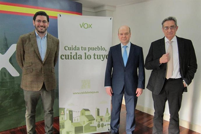 El candidato de VOX al Gobierno de Aragón, Alejandro Nolasco, el cabeza de lista por la provincia de Zaragoza a las Cortes de Aragón, Santiago Morón, y el candidato al Ayuntamiento de Zaragoza, Julio Calvo.