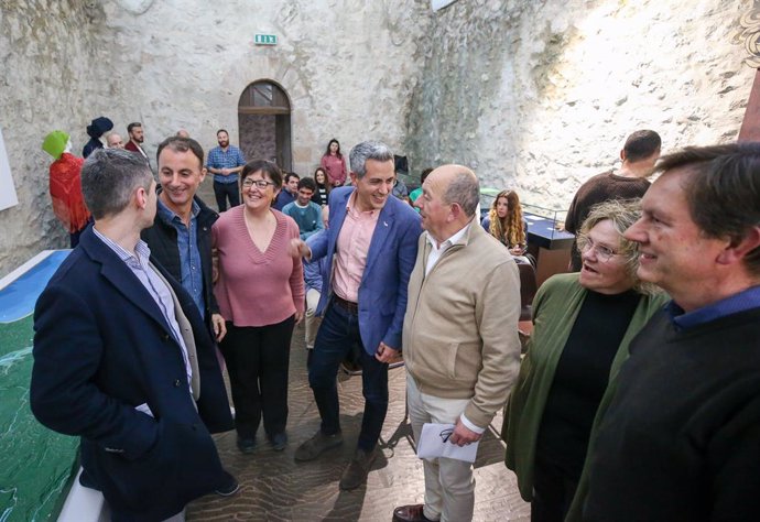 El vicepresidente y consejero de Universidades, Igualdad, Cultura y Deporte, Pablo Zuloaga,presenta el festival de surf inclusivo Blue Surf Festival.