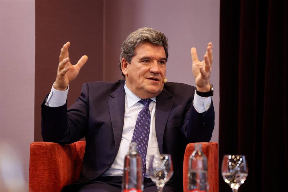 El ministro de Inclusión, Seguridad Social y Migraciones, José Luis Escriva, participa en un desayuno-coloquio en Valladolid.
