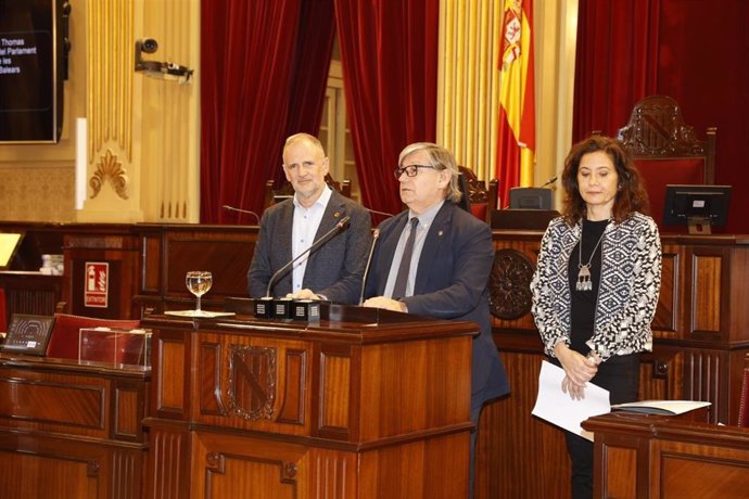 El rector de la UIB, Jaume Carot, el presidente del Parlament, Vicen Thoms, y la vicerrectora de Proyección Cultural y Universidad Abierta, Magdalena Brotons.
