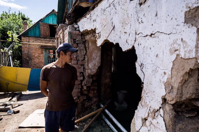 Archivo - Ciudadano ucraniano frente a una vivienda destruida en Nikopol, en la región de Dnipropetrovsk
