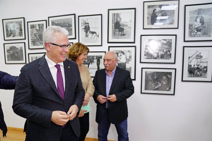 El asesor del Tribunal Penal Internacional y ex juez Baltasar Garzón (1i) y la ex ministra de Justicia y ex fiscal general del Estado, Dolores Delgado, a su llegada a unas jornadas organizadas por el colectivo Iniciativa Cidadá pola Memoria Histórica d