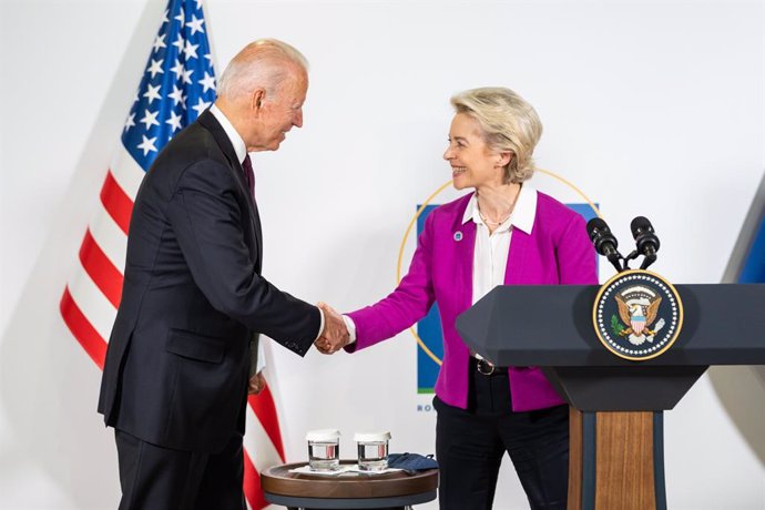 La presidenta de la Comisión Europea, Ursula von der Leyen, y el presidente estadounidense, Joe Biden (Archivo)