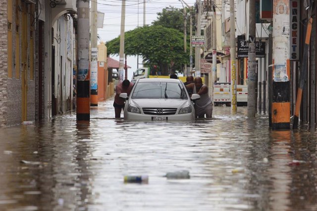Libertad, en Perú, una calle inundada por las lluvias del ciclón Yaku