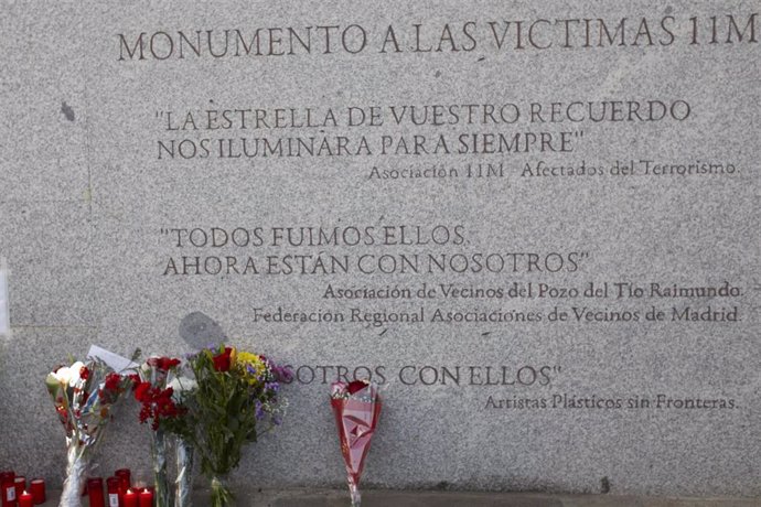 Archivo - Ramos de flores en el monumento a las víctimas del 11-M durante uno de los actos 11-M In Memoriam organizado por la  Asociación 11-M Afectados del Terrorismo, en la estación de tren de El Pozo, uno de los lugares del atentado del 11M, en Ma