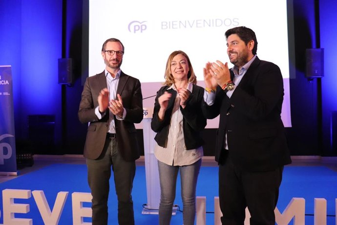 Severa González arropada por López Miras y Javier Maroto