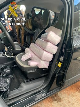 La Guardia Civil interviene un alijo de casi 27 kilogramos de hachís oculto en un doble fondo de un turismo, durante un operativo en la A4