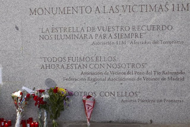 Archivo - Ramos de flores en el monumento a las víctimas del 11-M durante uno de los actos ‘11-M In Memoriam’ organizado por la  Asociación 11-M Afectados del Terrorismo’, en la estación de tren de El Pozo