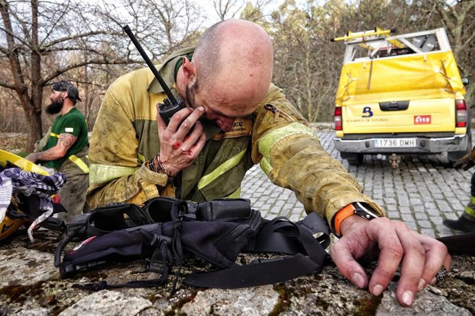 Uno de los bomberos de las Brigadas de Refuerzo en Incendios Forestales (BRIF) de Cantabria trabaja en las labores de extinción de un incendio forestal en el valle de Ardisana, a 10 de marzo de 2023, en Llano, Asturias (España). 