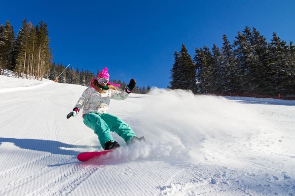 Chica practicando snowboard