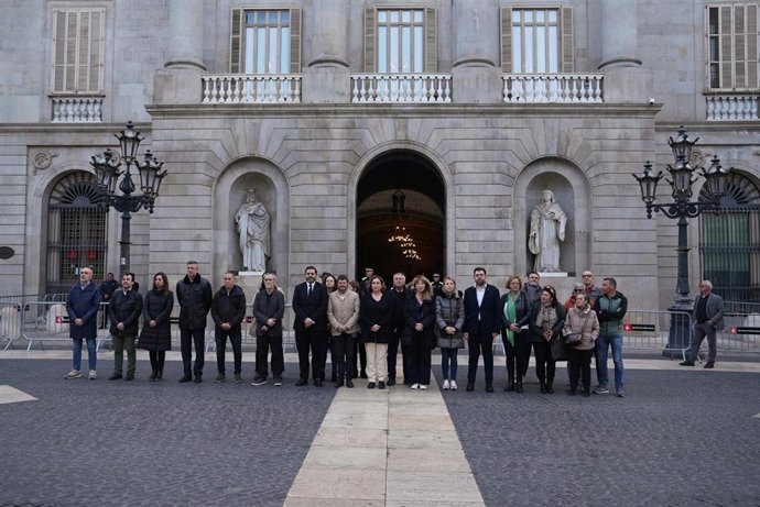 La alcaldesa de Barcelona, Ada Colau, encabeza el minuto de silencio en el Ayuntamiento con motivo del Día Europeo de las Víctimas de Terrorismo