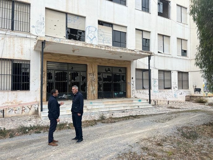 El delegado de Economía, Hacienda y Fondos Europeos, Política Industrial y Energía, Guillermo Casquet,  visita el antiguo instituto de Olula del Río