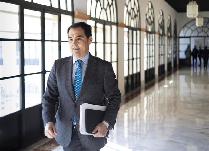 El consejero de Justicia, Administración Local y Función Pública, José Antonio Nieto, en una foto de archivo en el Parlamento andaluz.