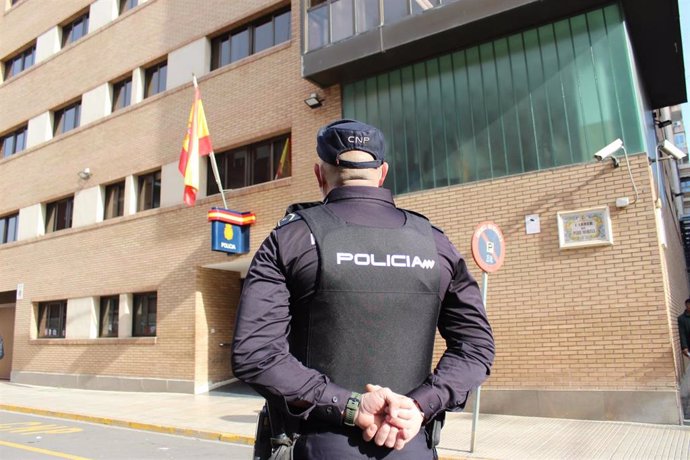 Archivo - Agente de la Policía Nacional