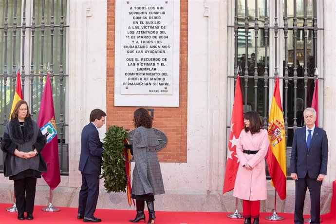 La presidenta de la Comunidad de Madrid, Isabel Díaz Ayuso, y el alcalde de Madrid, José Luis Martínez-Almeida, colocan una corona en el acto conmemorativo de los atentados del 11-M en la Real Casa de Correos