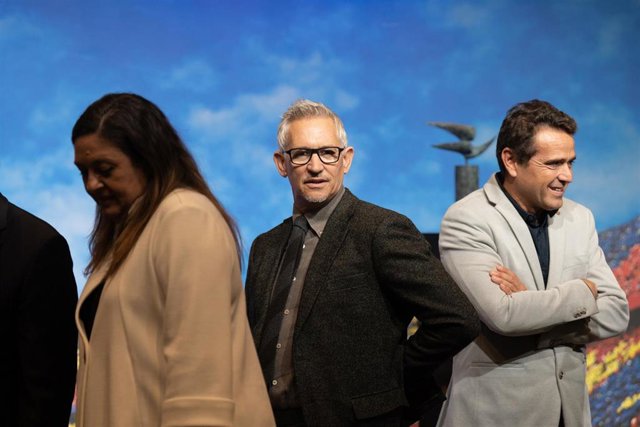 Archivo - El exfutbolista británico Gary Lineker (c) durante el acto en el que recibe el Premio Vázquez Montalbán en periodismo deportivo, en el Camp Nou, a 24 de octubre de 2022, en Barcelona, Catalunya (España).