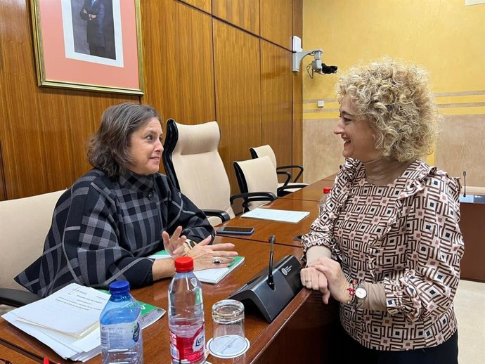 La consejera de Salud y Consumo, Catalina García, y la parlamentaria granadina, Rosa Fuentes
