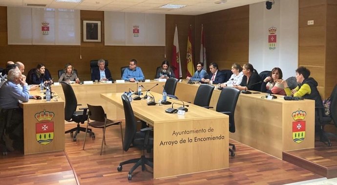 Reunión del Ayuntamiento de Arroyo de la Encomienda con representantes de las asociaciones de padres y madres para pedir Bachillerato en la localidad