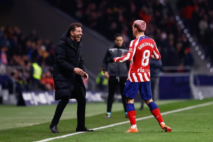 Antoine Griezmann y Diego Pablo Simeone celebran un gol del Atlético de Madrid