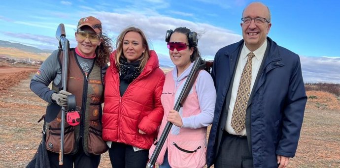Mayte Pérez y Manuel Rando con dos mujeres que practican la caza