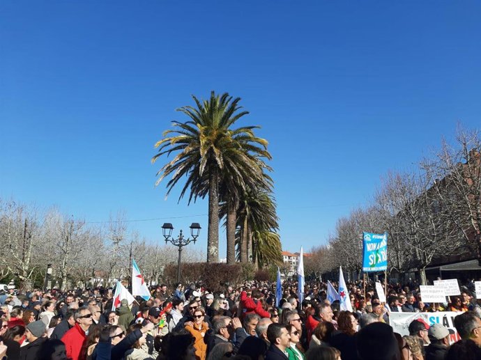 Manifestación en la alameda de Noia contra la decisión de la Xunta de Galicia de autorizar el vertido de 889.885 metros cúbicos de aguas residuales al arroyo de As Rabaceiras, en la ría de Muros y Noia, procedentes de una antigua mina.
